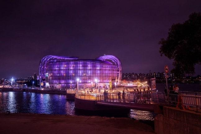 三光島亦被染得變成一片粉紅。