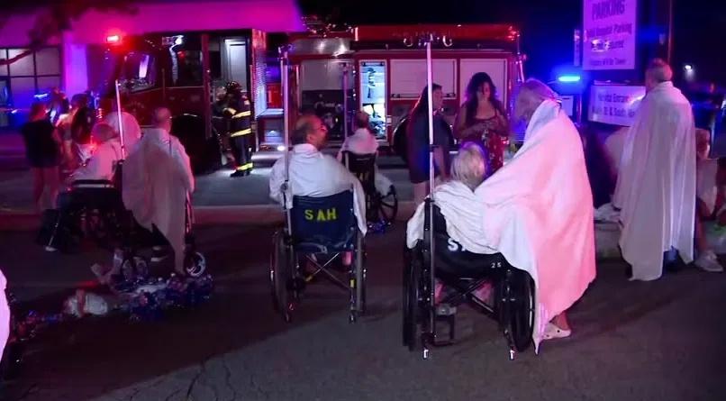 消防局指,有超過 30 人被救護車送往醫院,其中一人情況危殆。(X)