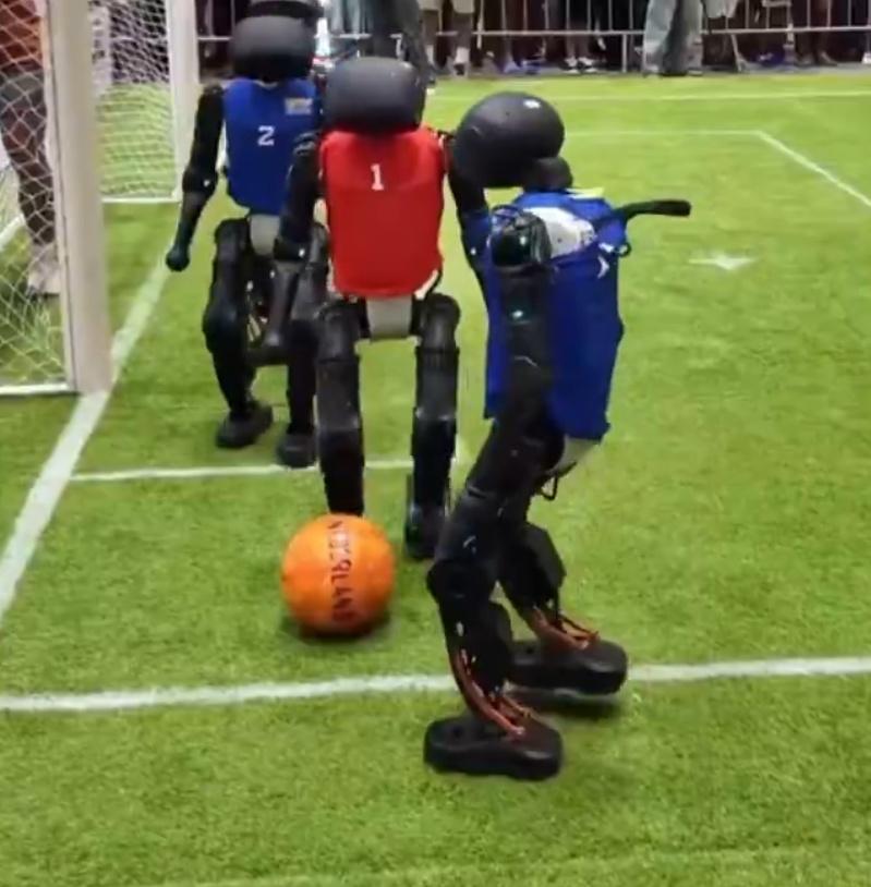 場上全部都是自主機械人,沒有受人控制。(X)