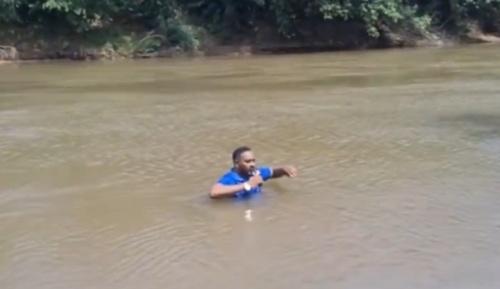 當Frazão走到水深至心口深度的地方時,似乎感到腳踩到「東西」。(X)