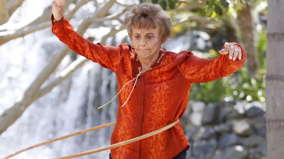 Joan Anderson對與丈夫於呼拉圈貢獻遭到忽視感遺憾。(X)