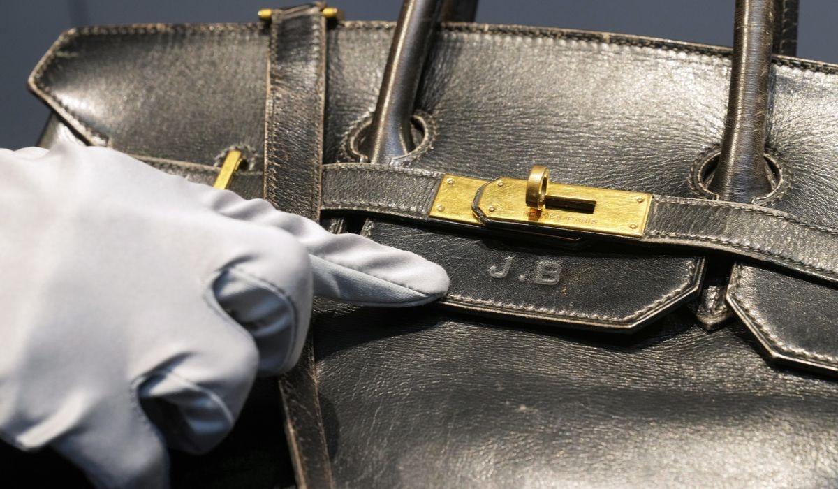 原版Birkin包的翻蓋上印有已故英國歌手兼演員Jane Birkin名字的首兩個字母J. B.。(X)