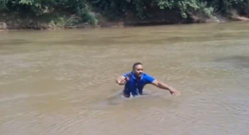 Frazão突然露出震驚表情,立即跳開,更險倒下。(X)