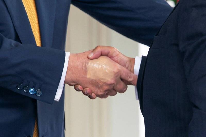 特朗普17日在白宮與巴林王儲握手。(Reuters)