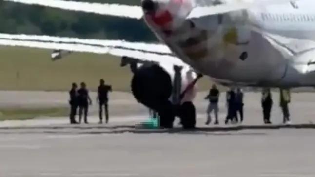 Flightradar24資料顯示,飛機1分55秒之前才離開登機閘口。(X)