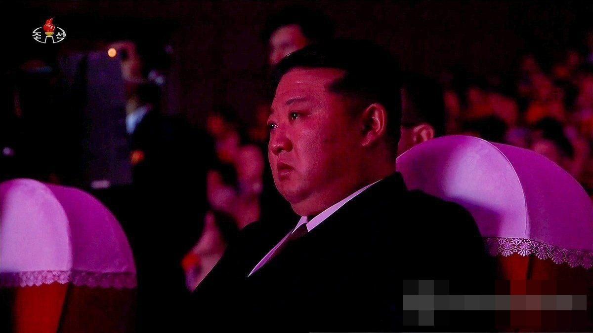 其後他在觀看朝鮮士兵被派往俄羅斯庫爾斯克地區的紀錄影片時,更罕見地落下眼淚。(X)