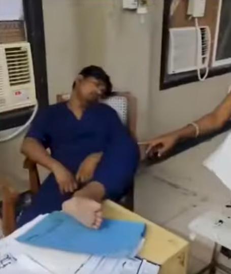 一名婦人抱著幼兒,用指尖輕碰醫生,但未能叫醒對方。(X)