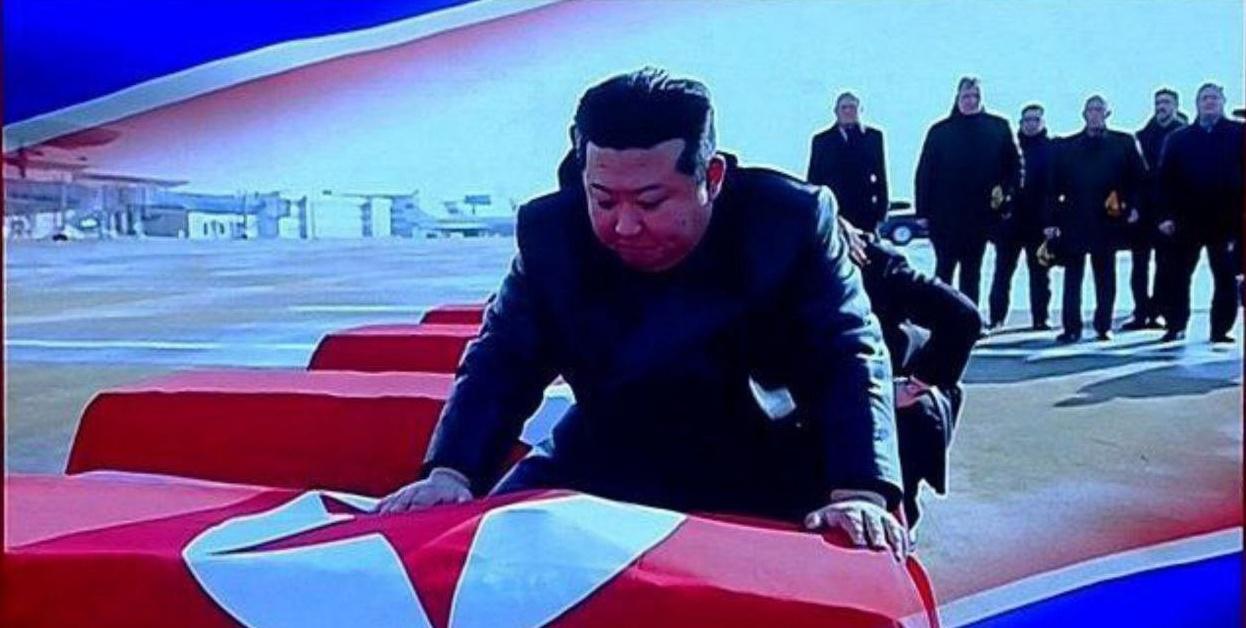 畫面顯示,金正恩神情激動地站在覆蓋北韓國旗的棺木前,甚至下跪、雙手撫棺。(X)