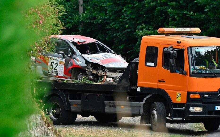 拉力賽賽車意外衝出賽道,撞死3名觀眾。(X)