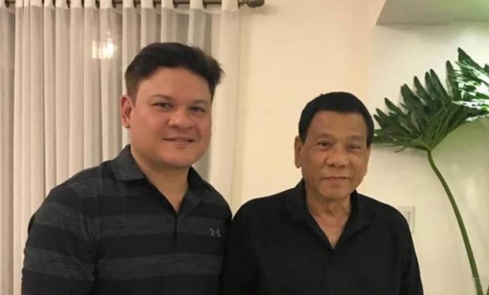 (右)杜特爾特與兒子Paolo Duterte。(X)