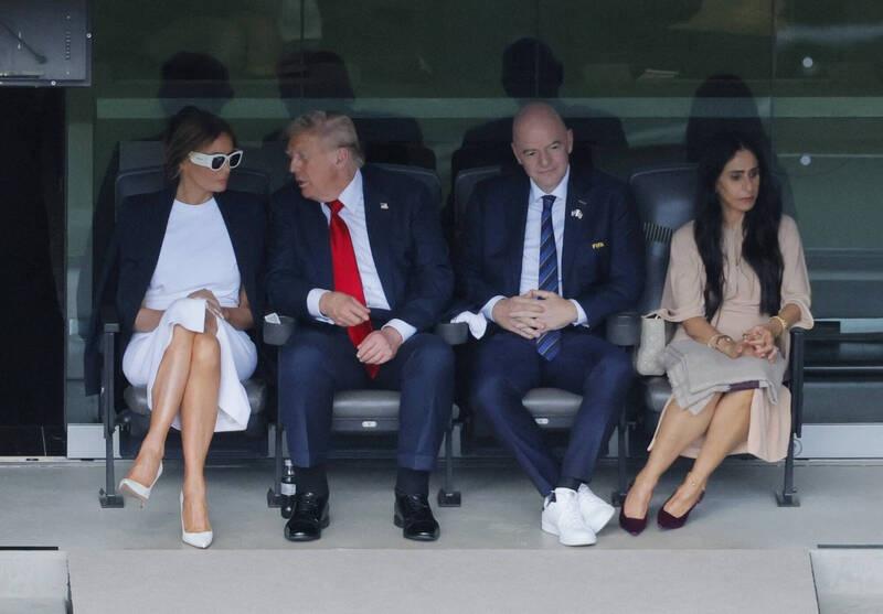 特朗普手瘀腳腫,白宮:他健康狀況良好。(13日,特朗普被發現疑似腿部腫脹。Reuters)