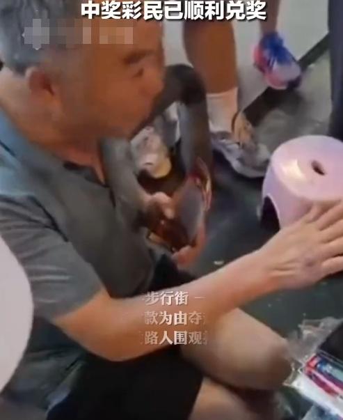 老闆死死拿著刮刮樂不願放手。(微博)