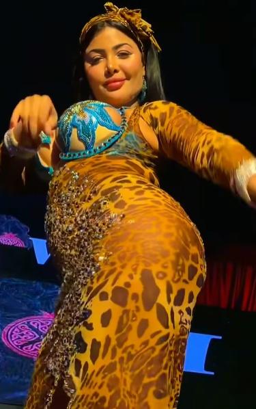 在她上傳的影片中,可見她身著性感暴露的衣服扭動身體。(IG)