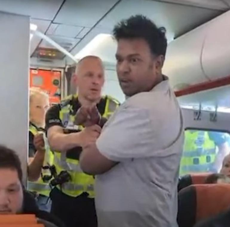 警方和機場官員確認機上沒有爆炸物後,將失控男子拘留。(X)