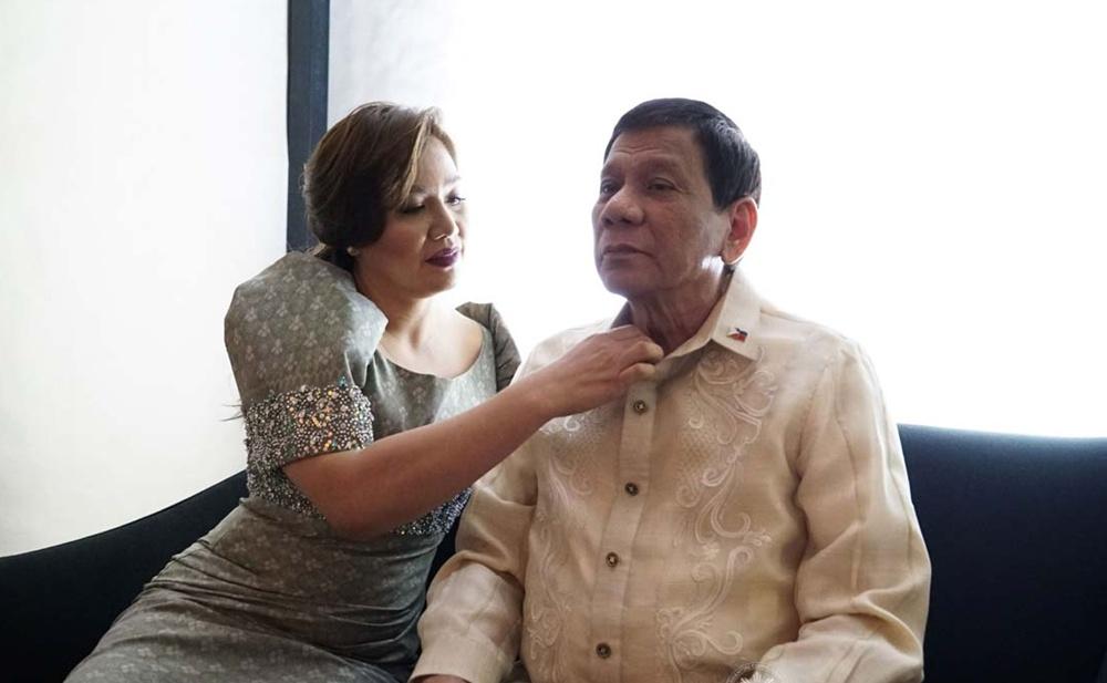 (右)杜特爾特與Honeylet Avanceña。(X)