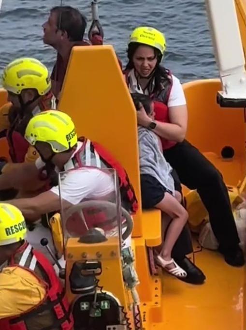 迪士尼郵輪公司證實有2名旅客獲救,這一切要感謝船員的迅速反應。(X)