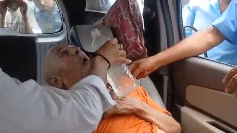 有人進入車廂給Tandale提供清水補充水分。(X)