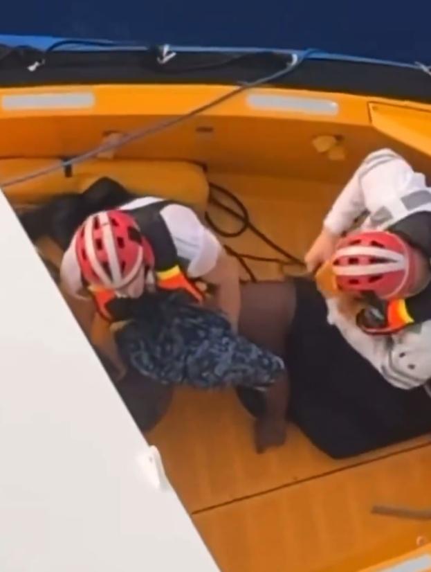 救援快艇把失去意識的男船員載返郵輪。(X)