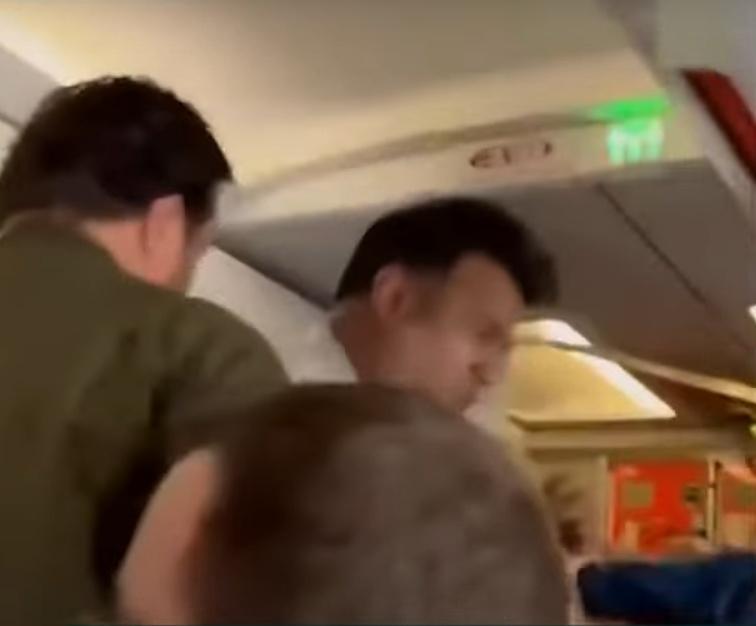 目擊者透露:「當時,1個人設法從後面抓住他、將他推倒。」(X)