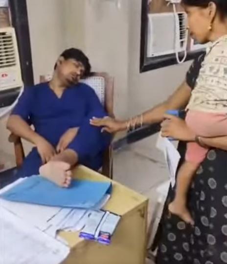 直至影片結尾,婦人才大力推醫生的腿,醫生才醒來。(X)