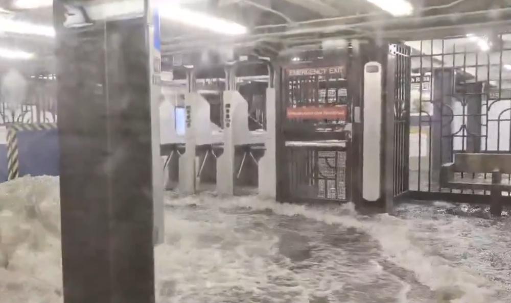 美國東北暴雨釀2死,紐約地鐵水淹車卡如災難片情節。(X)