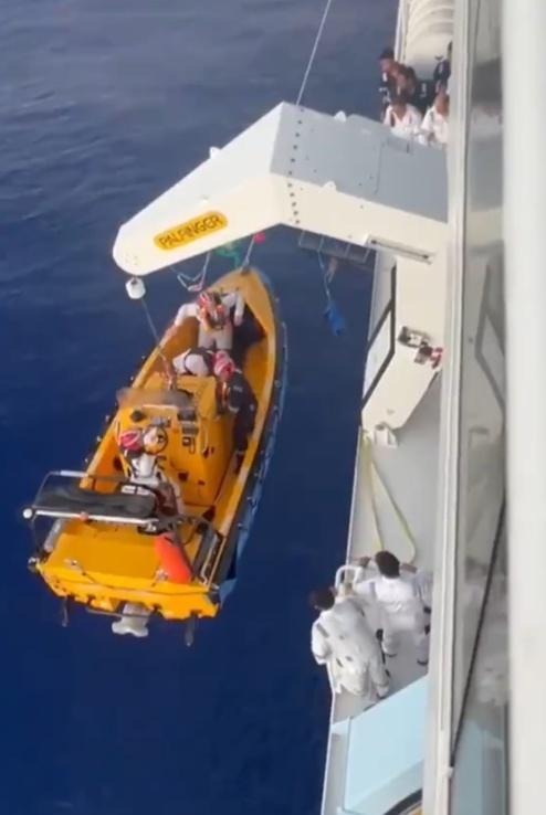 快艇被吊返船上時,救援人員以布遮蓋男船員。(X)