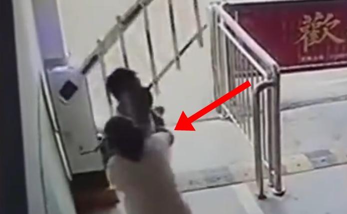 婦人正迎面而來,突然摟著男抱住,將湊去男童的面臉。(微博)