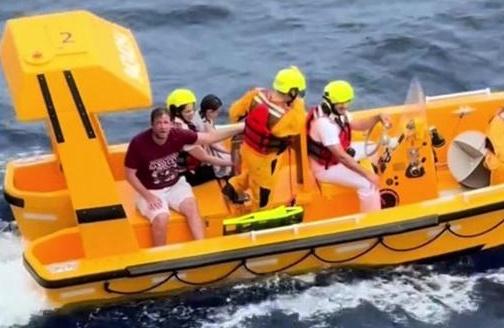 二人最終獲救,當時該父親已在海裡漂浮踩水約10分鐘。(X)