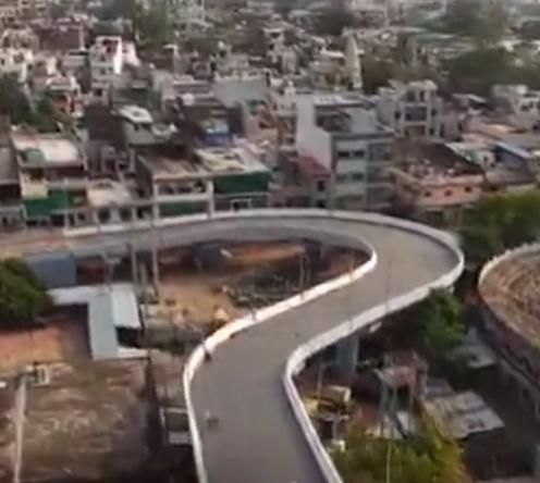 距離100米外還有一處U形彎道。(X)