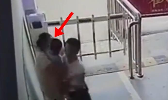 婦人正迎面而來,突然摟著男抱住,將湊去男童的面臉。(微博)