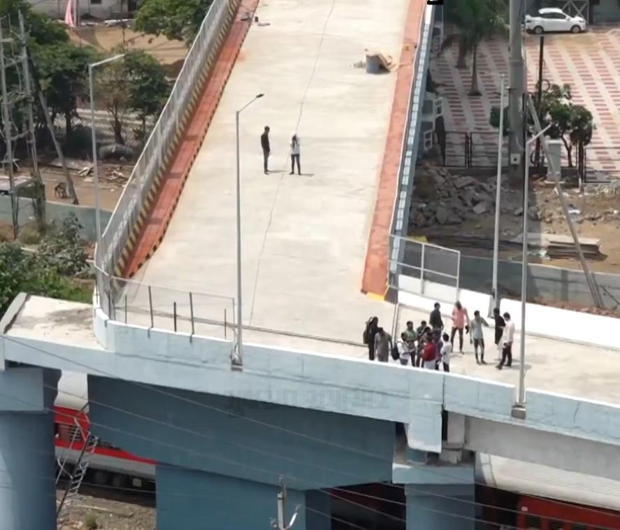 工程師辯稱,因為附近有車站,土地空間有限,別無他法。(X)