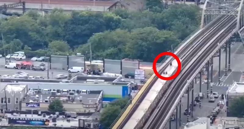 4名兒童在一列地鐵6號線北向列車,從車廂爬上車頂,排成一列。(X)