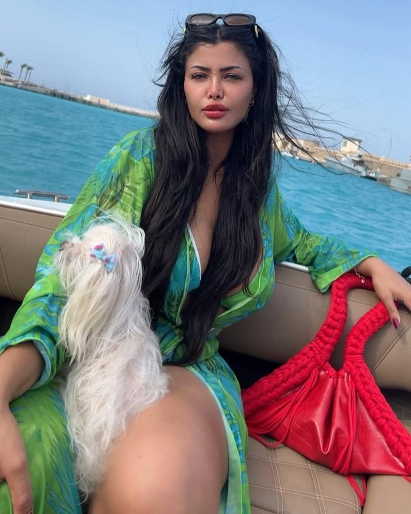 在她上傳的影片中,可見她身著性感暴露的衣服扭動身體。(IG)