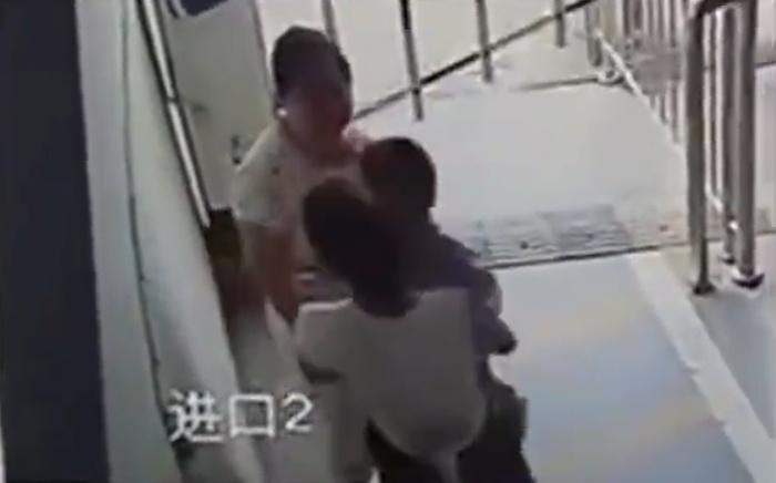 女事主反應過來忙將兒子拉回懷中。(微博)
