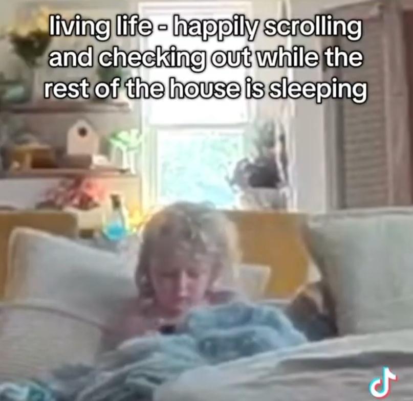 男童輕鬆地坐在沙發上,似乎不知道自己闖了多大的禍。(X)