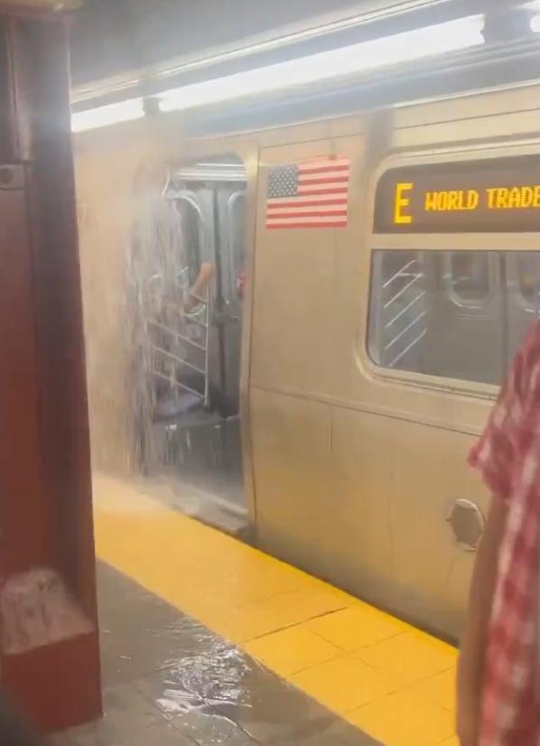 雨水湧入列車車廂,地鐵服務一度暫停。(X)