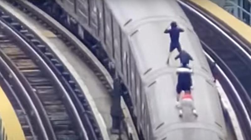 4名兒童似乎在挑戰平衡感,期間還不時張臂上下跳躍。(X)