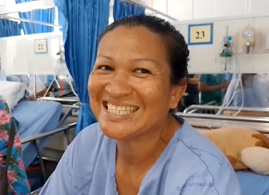 婦人被3米眼鏡王蛇狠咬,手刃毒蛇衝醫院自救。(X)