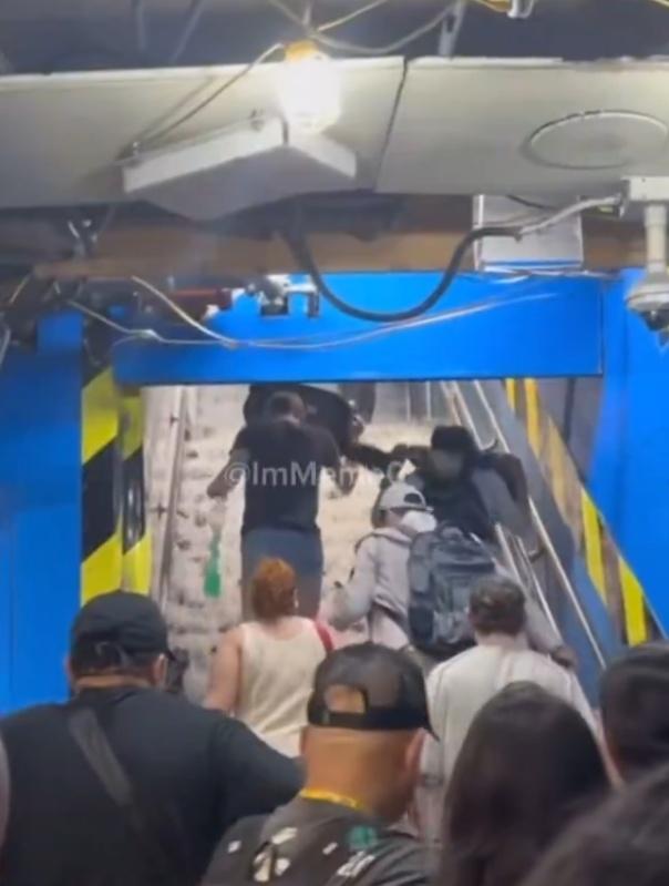 雨水湧入列車車廂,地鐵服務一度暫停。(X)