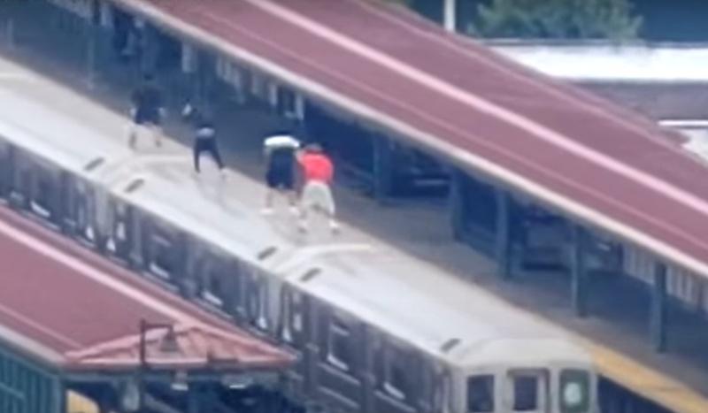 4名兒童似乎在挑戰平衡感,期間還不時張臂上下跳躍。(X)