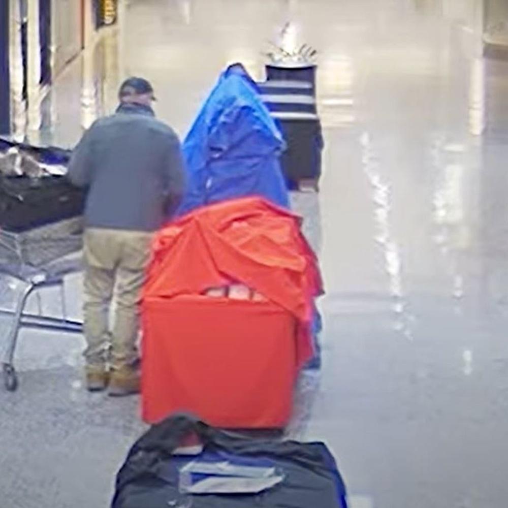 男子將鞋店擺放在店外公共區域的53對大減價波鞋放進手推車內,之後便揚長而去。(X)