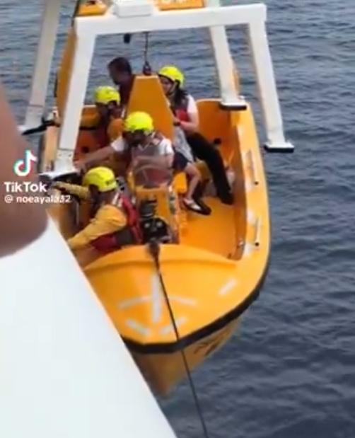 當父女被送返郵輪時,船上乘客紛紛鼓掌歡呼。(X)