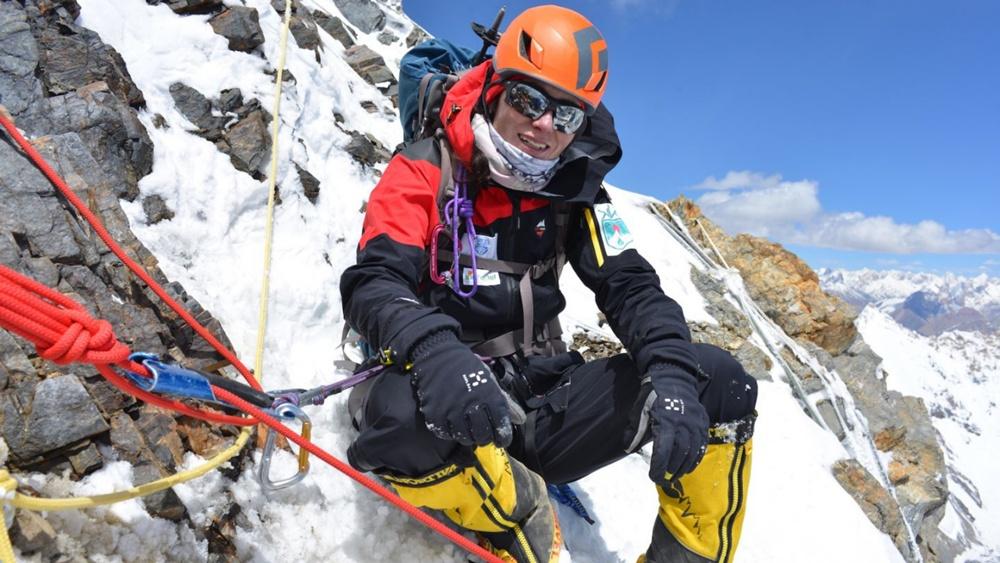 據指Klára在下撤過程中Klára疑似腳步不穩,在第一與第二營地之間失足滑落。(X)