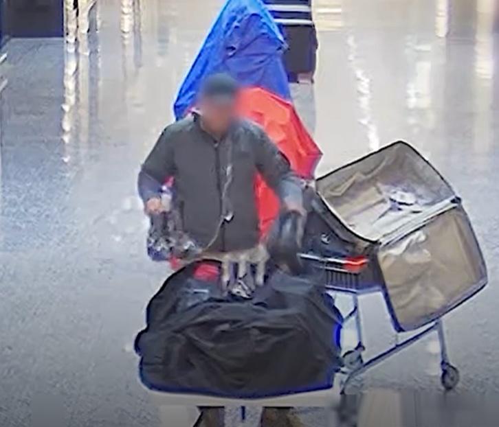 男子將鞋店擺放在店外公共區域的53對大減價波鞋放進手推車內,之後便揚長而去。(X)