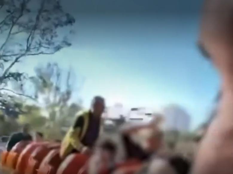 父親起身查看,竟救兒心切跳下車。(X)