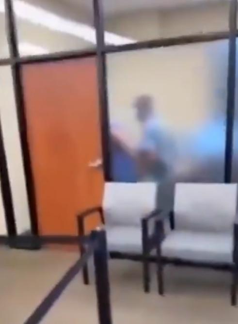 兩人當場上演活春宮,似乎以為磨砂玻璃能遮蔽他們的身影。(X)