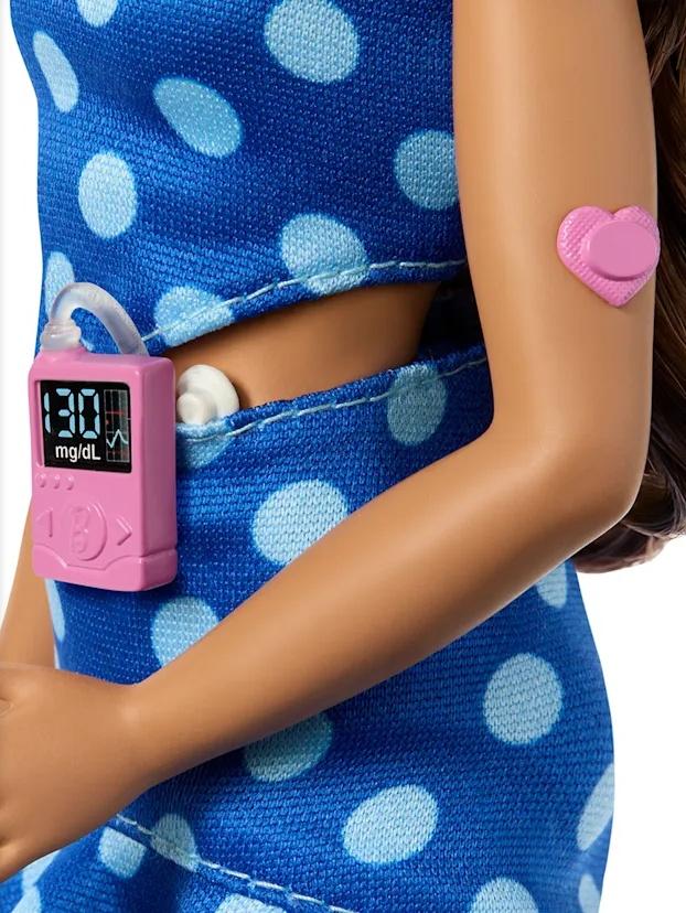 新款Barbie手臂上佩戴連續血糖監測器(CGM)。(X)