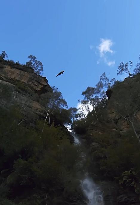 Vali Graha從42.5米高的瀑布頂部、大約13層樓高度跳落湖。(IG)