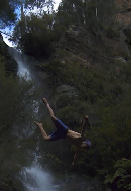 Vali Graha從42.5米高的瀑布頂部、大約13層樓高度跳落湖。(IG)