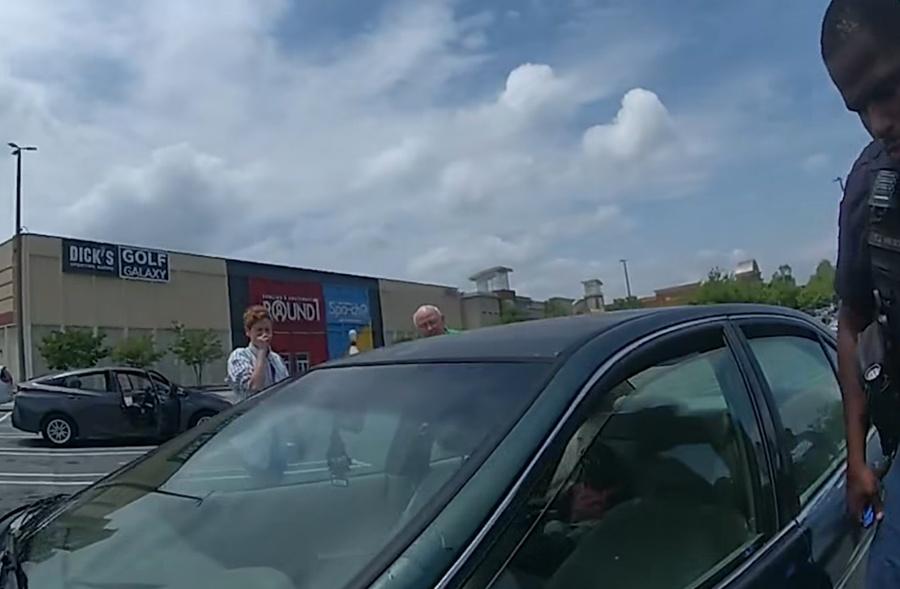 車窗雖有微微開啟,但高溫曝曬下情況危險。(FB)